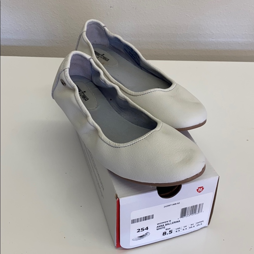 Minnetonka women’s white flats